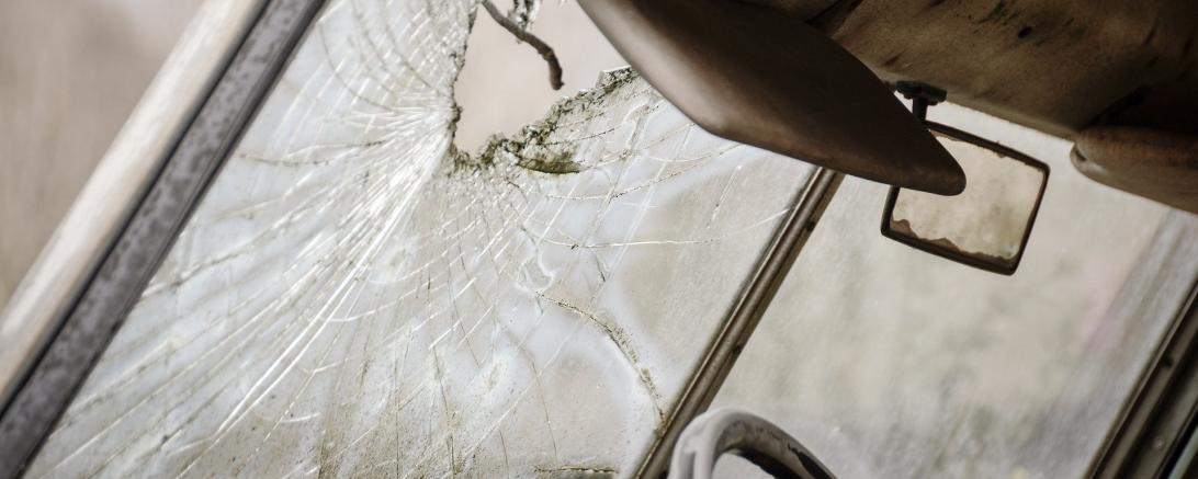 Das Bild zeigt eine zersplitterte Frontscheibe eines Pkw.