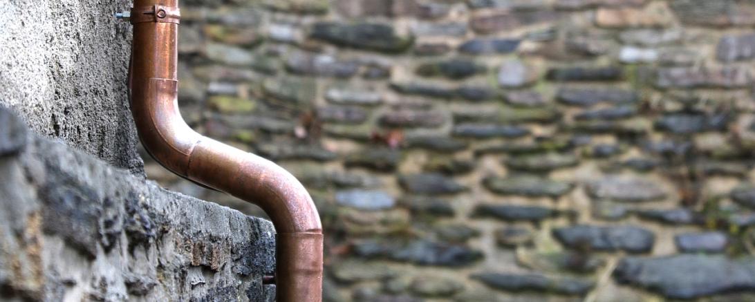Das Bild zeigt eine Kupferrinne