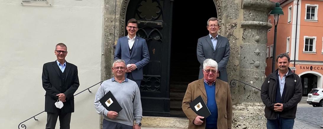 Das Bild zeigt die verabschiedeten Mitarbeiter Karlheinz Köhnlein, Dieter Stangel sowie den Verwaltungsrat, OB David Wittner, Hauptamtsleiter und Leiter des Bauerbetriebshof. 