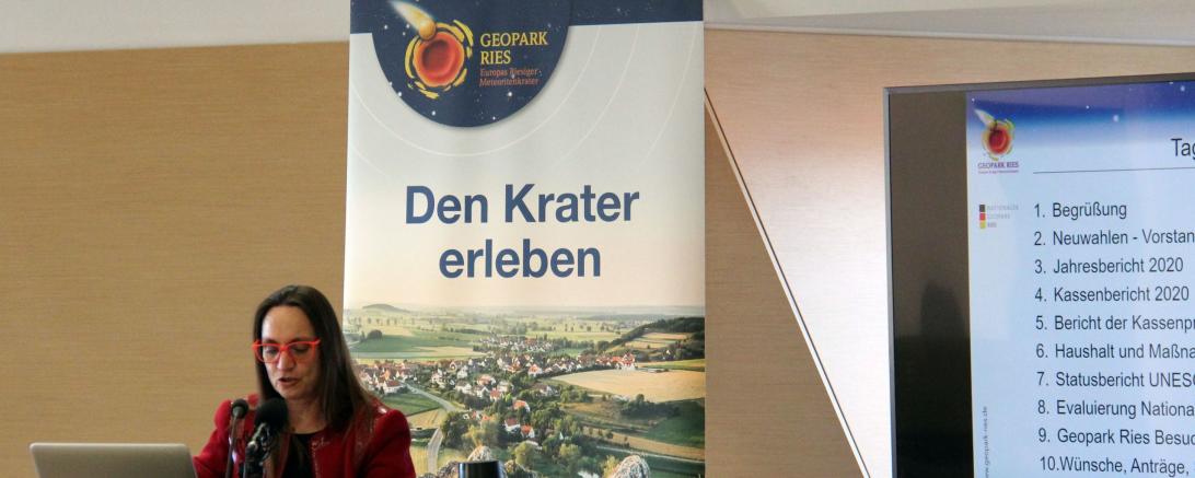 Das Bild zeigt die Geschäftsführerin von Geopark Ries beim Vortrag.
