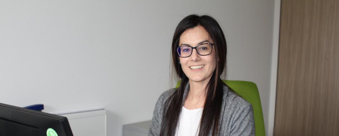 Frau sitzt am Schreibtisch