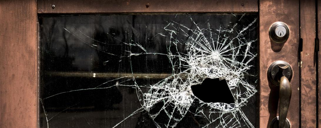 Das Bild zeigt ein kaputtes Fenster.