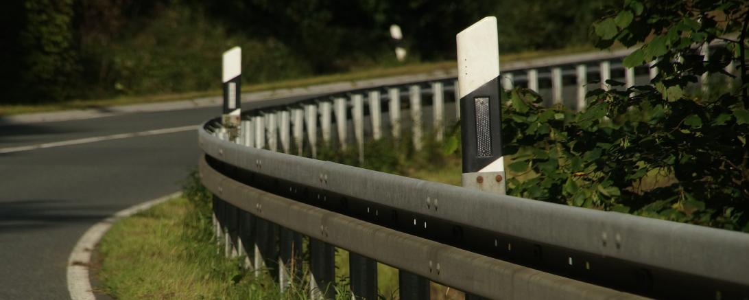 Das Bild zeigt eine Leitplanke.