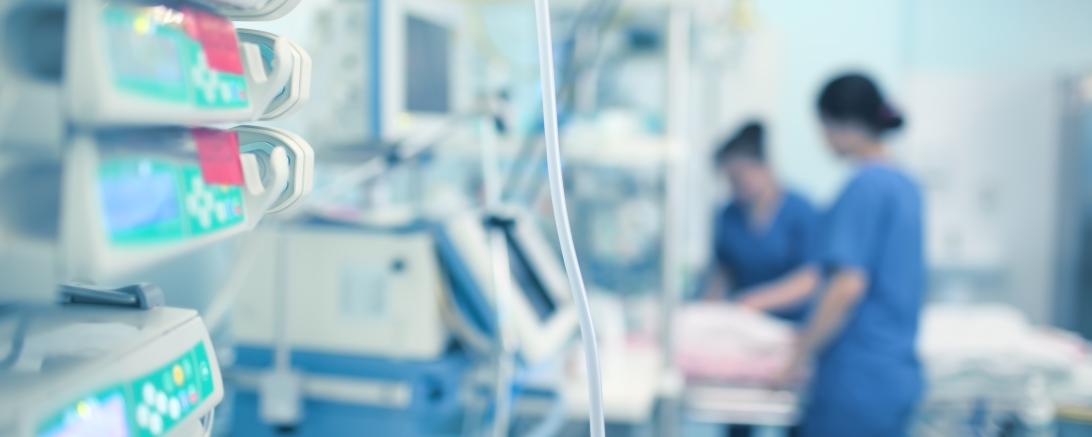 Krankenschwestern betreuen einen Intensivpatienten. 