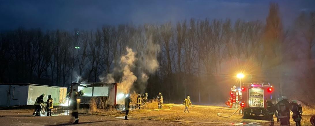 Feuerwehreinsatz bei Brand von Baucontainer 