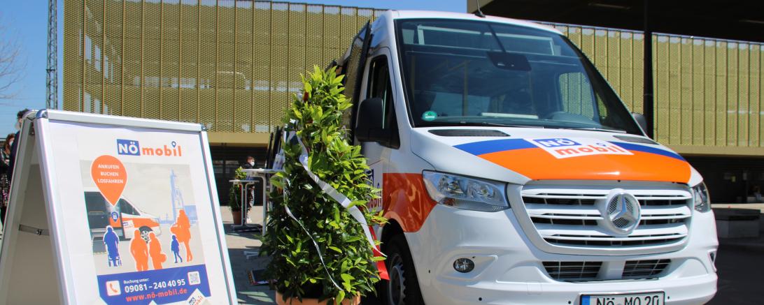 Kleinbus NÖ-mobil mit Werbeaufsteller