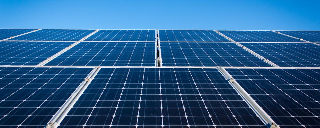 Das Bild zeigt Solarplatten auf einem Dach. 