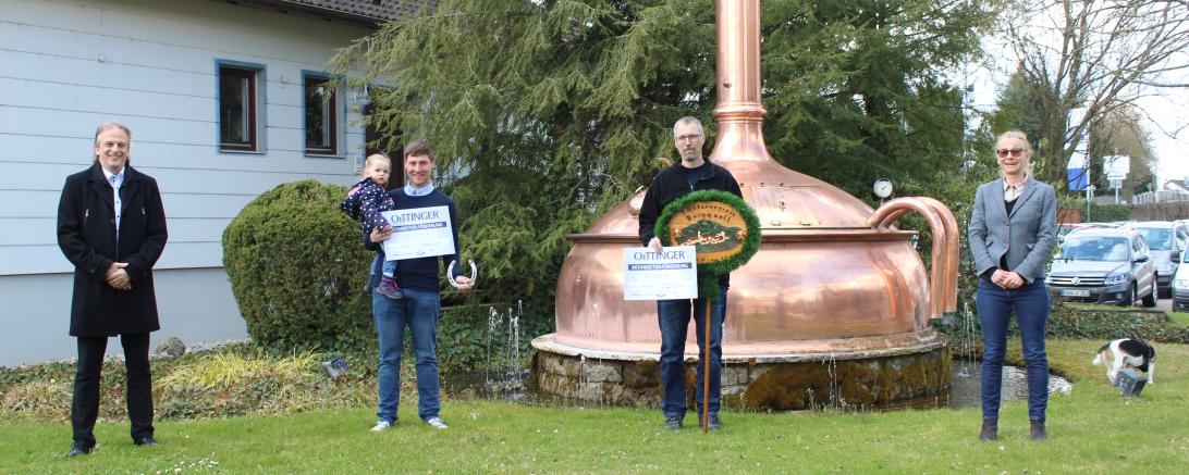 Das Bild zeigt die Mitarbeiter der Brauerei Oettinger bei der Scheckübergabe