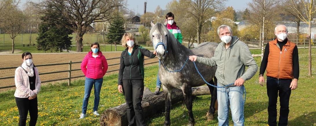 Das Bild zeigt Mitglieder des Fördervereins sowie das Therapiepferd "Renia" und Zugehörige der Stiftung.