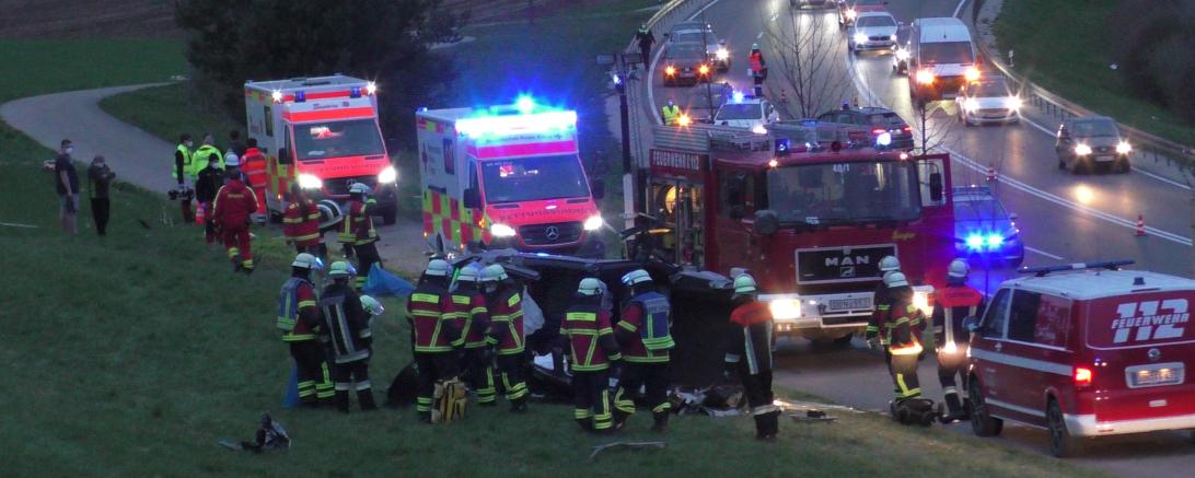 Einsatzkräfte von Rotem Kreuz, Feuerwehr und Polizei an der Unfallstelle an der B 25