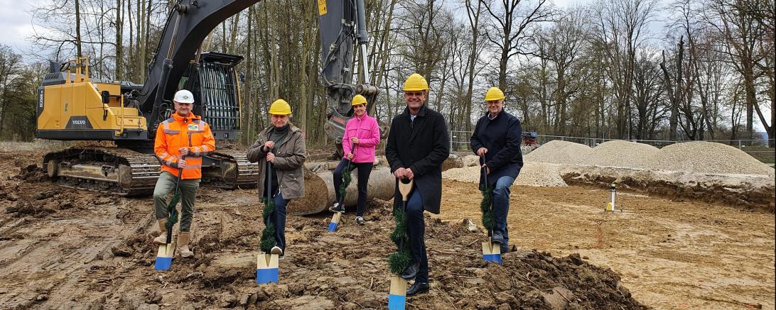 -	Edgar Renz, Oberbauleiter der mit den Gründungsarbeiten beauftragten Firma D&K;  -	Gertrud Hammer, Werkleiterin der Stadtwerke Donauwörth;  -	Dr. Bettina Kandler vom Büro Bettina Kandler Architekten, das den Fassadenwettbewerb gewonnen hat, -	Oberbürgermeister Jürgen Sorré; -	Thorsten Nieszery vom beauftragten Planungsbüro Wipfler Plan. 