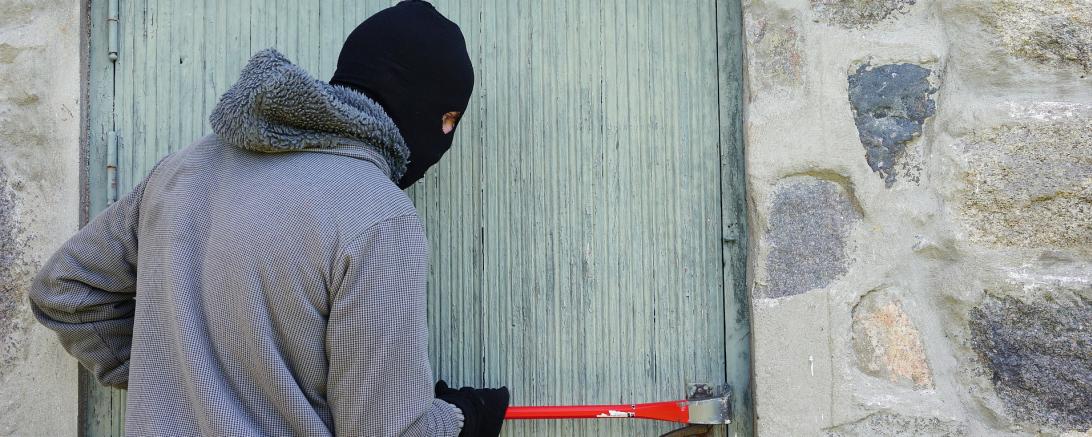 Bild zeigt einen Einbrecher.