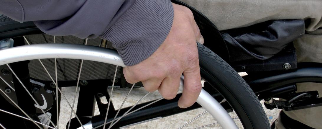 Das Bild zeigt einen Rollstuhl. 