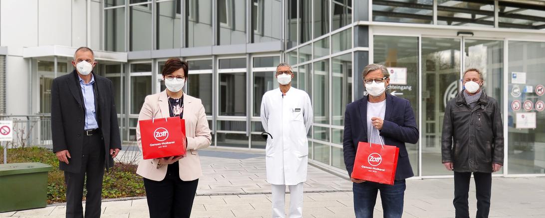 Vertreter von Zott übergeben das Gutscheinpaket an die Donau-Ries Klinik.