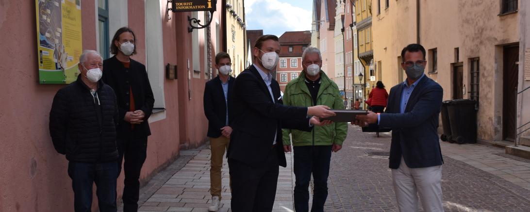 Das Bild zeigt die Übergabe der Unterschriftenliste. 