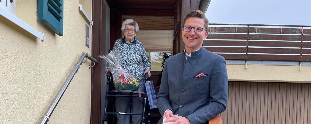 Das Bild zeigt den OB David Wittner mit der 100-jährigen Rita Kuhberger