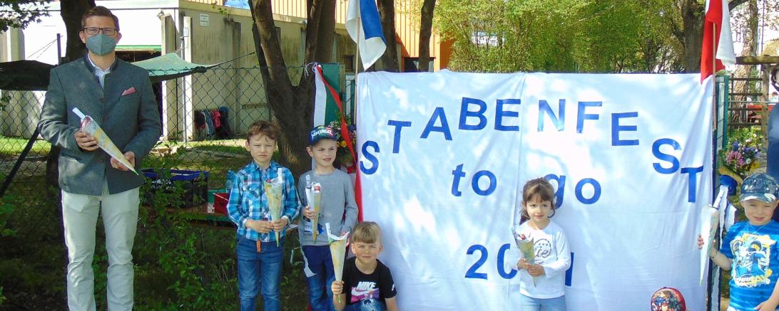Das Bild zeigt den OB David Wittner mit den Kindern aus der Kita Kunterbunt.