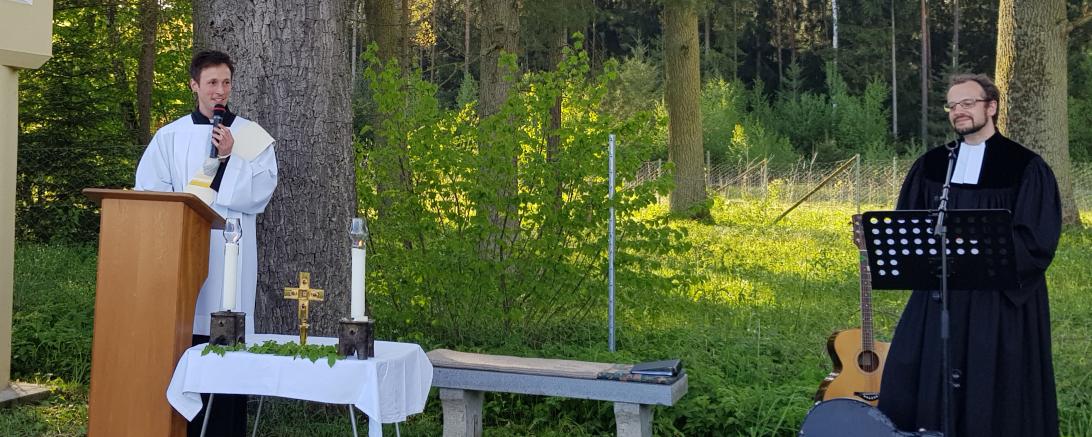 Diakon Roland Kiechle und Pfarrer Heiko Seeburg bei der Maiandacht in Fessenheim.