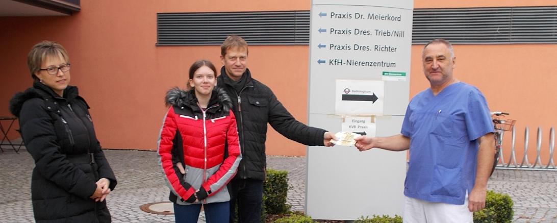 Nadine Fackler (Kirchengemeinde Lehmingen), Katharina und Werner Götz, sowie Dr. Thomas Handschuh bei der Spendenübergabe vor dem Stiftungskrankenhaus.