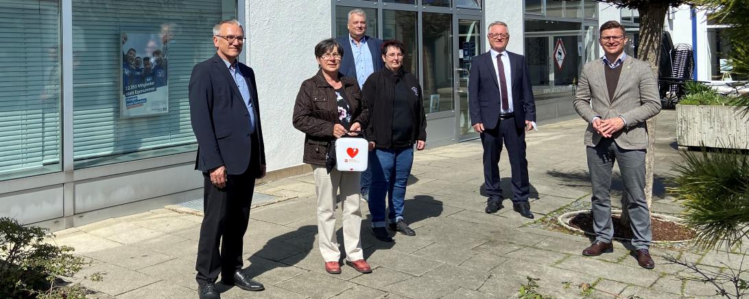 Von links: Günter Guthmann (Pastor der Landeskirchlichen Gemeinschaft Nördlingen), Christa Seidel (Club der Pfadfinderfreunde), Martin Weiß (Landeskirchliche Gemeinschaft Nördlingen), Silvia Kimmel (Club der Pfadfinderfreunde), Werner Feil (Geschäftsstellenleiter RVB Ries in der Kerschensteiner Straße), Oberbürgermeister David Wittner. 