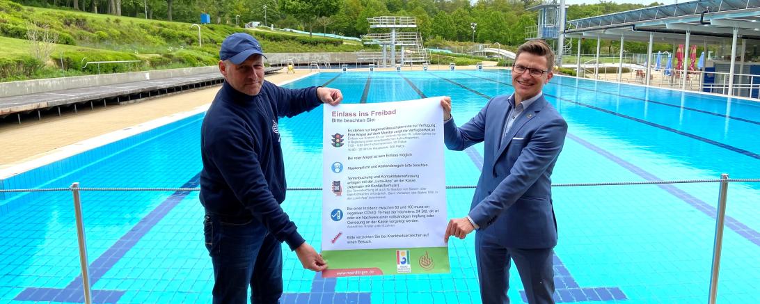 Das Bild zeigt Oberbürgermeister David Wittner und Betriebsleiter Martin Gruber.