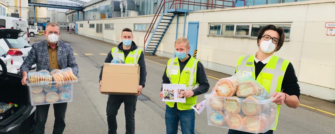 Das Bild zeigt von links: Werkleiter Wolfgang Oswald mit Sven Weigl, Vitali Rudi und Hannes Gruber.