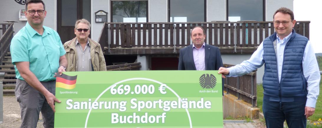Das Bild zeigt: von links: Martin Grebel (1. Vorstand FSV Buchdorf), Xaver Bosch (2. Bürgermeister), Walter Grob (1. Bürgermeister Gemeinde Buchdorf) und Bundestagsabgeordneter Ulrich Lange