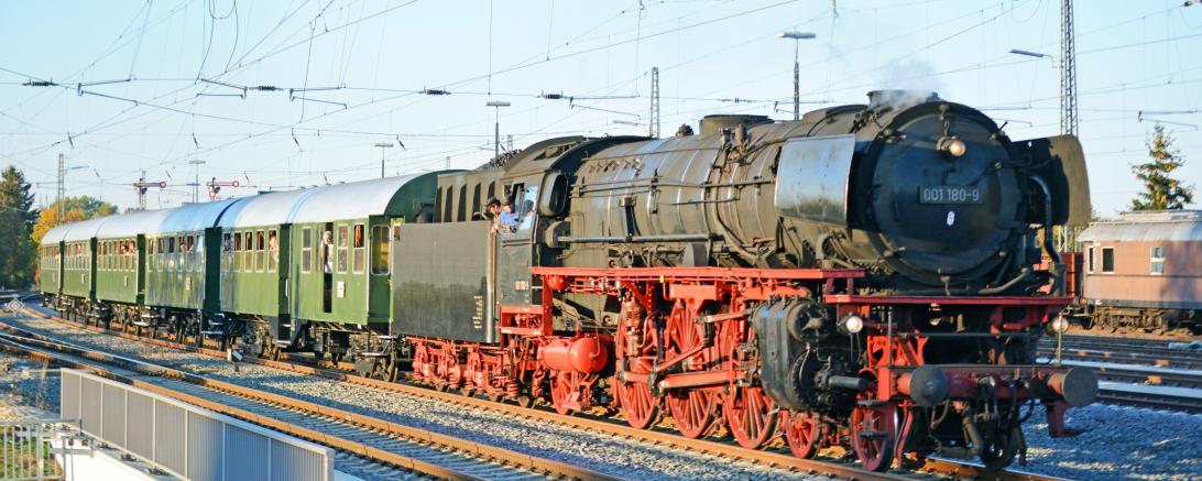 Das Bild zeigt eine Dampflock. 