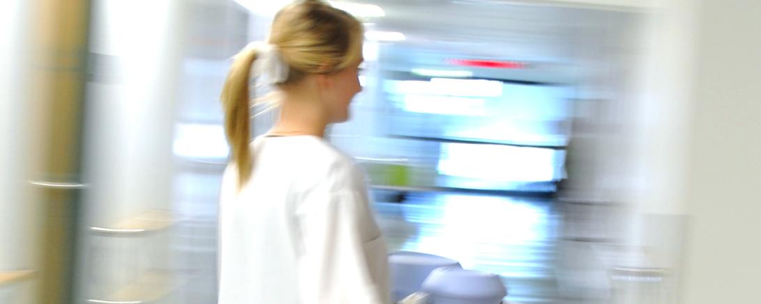 Das Bild zeigt eine Krankenpflegerin 