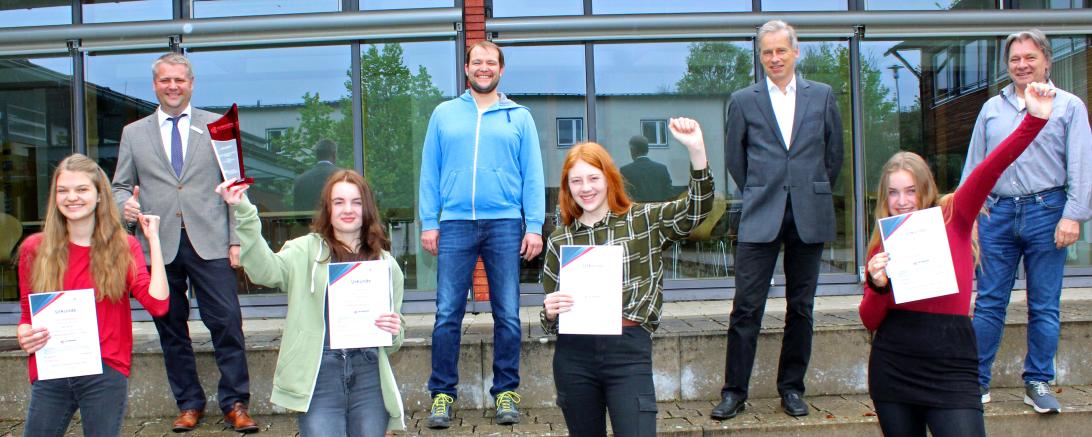 Unser Bild zeigt das Team „441-girlzz“ vom Albrecht-Ernst-Gymnasium Oettingen mit dem Siegerpokal und den verliehenen Urkunden.