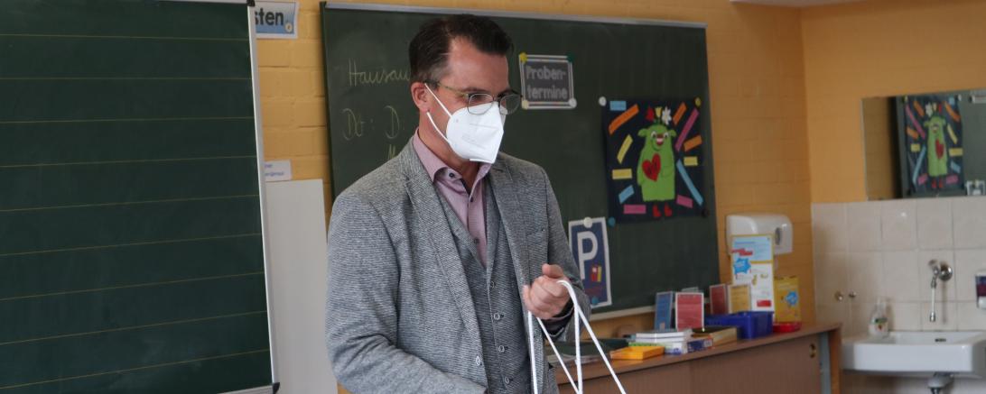Jürgen Sorré beim Besuch der Sebastian-Franck-Grundschule in Donauwörth. 