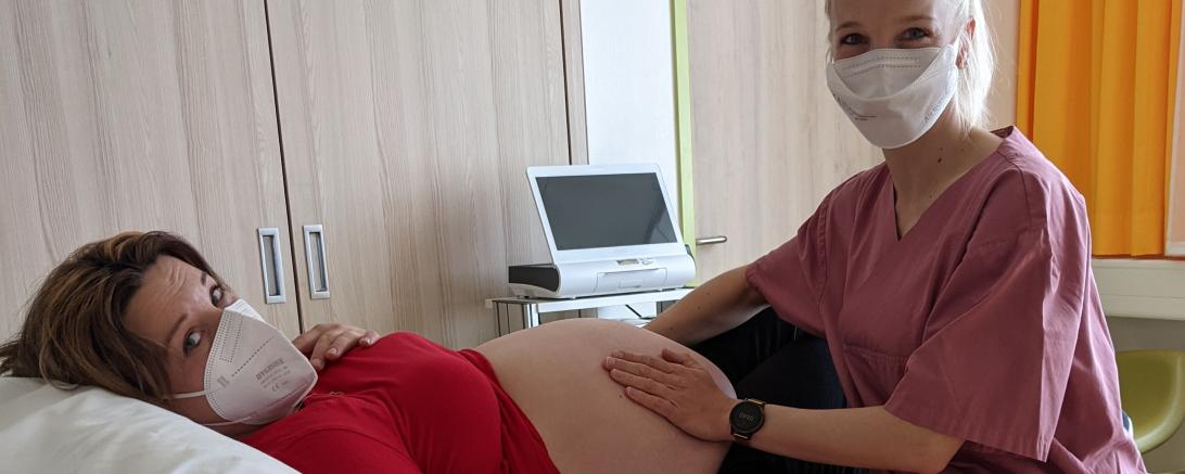 Das Bild zeigt Hebamme Daniela Deisenhofer bei der Betreuung einer werdenden Mama.