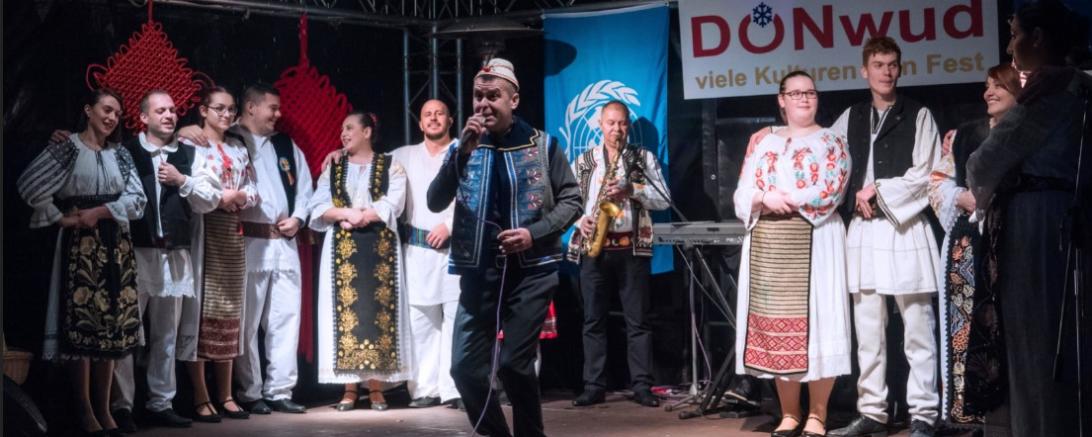 Das Bild zeigt den Auftritt des Deutsch-Rumänischen Trachtenvereins auf der DONwud-Bühne im Jahr 2019. 