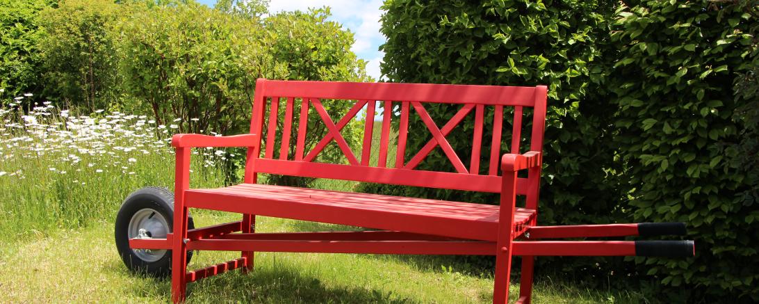 Zu sehen ist eine bewegliche und verschiebbare Rote Bank.