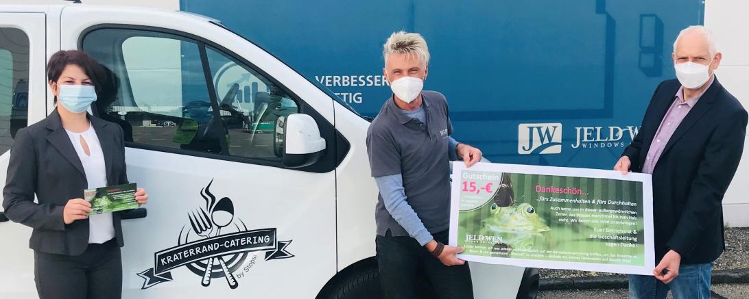 Auf dem Bild zu sehen (von links): Michaela Ulrich, Kraterrand-Catering, Thomas Schürer, Betriebsratsvorsitzender und Karl-Heinz Hederer, Head of Compensation & Benefit. 