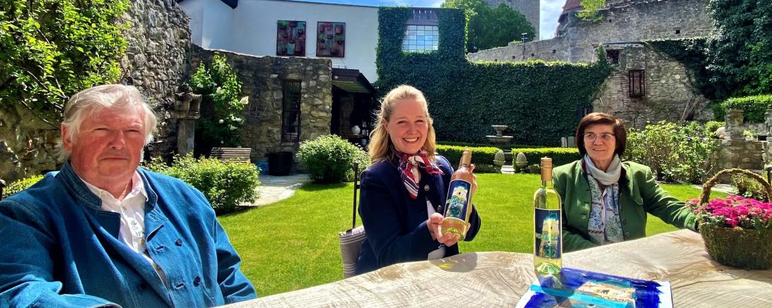 500 Jahre Wehrturm in Perchtoldsdorf – freudig präsentieren die Traditionswinzer den „Turmwein 2020“. Hier im Bild sind Biwi Drexler, Christiane Distl und Hedi Nigl zu sehen.
