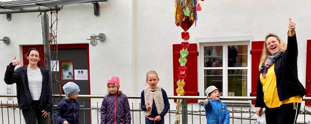 Von rechts nach links: Fachbereichsleitung der Frühförderung Stephanie Bodenmüller, Ludwig, Sophia, Alina, Simon und die heilpädagogische Fachkraft Michaela Sperl.