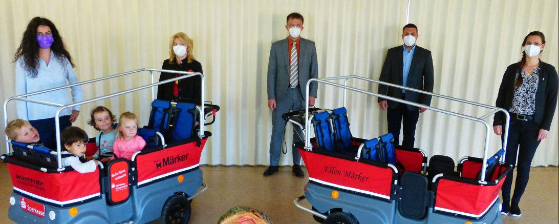 Das Bild zeigt die Übergabe der beiden neuen Kita-Fahrzeuge. 