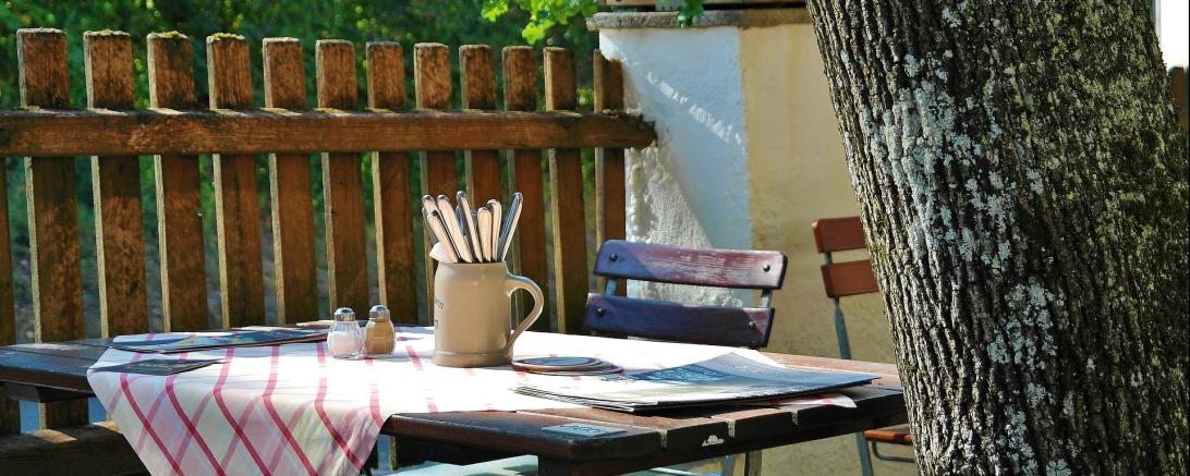 Das Bild zeigt einen Biergarten.