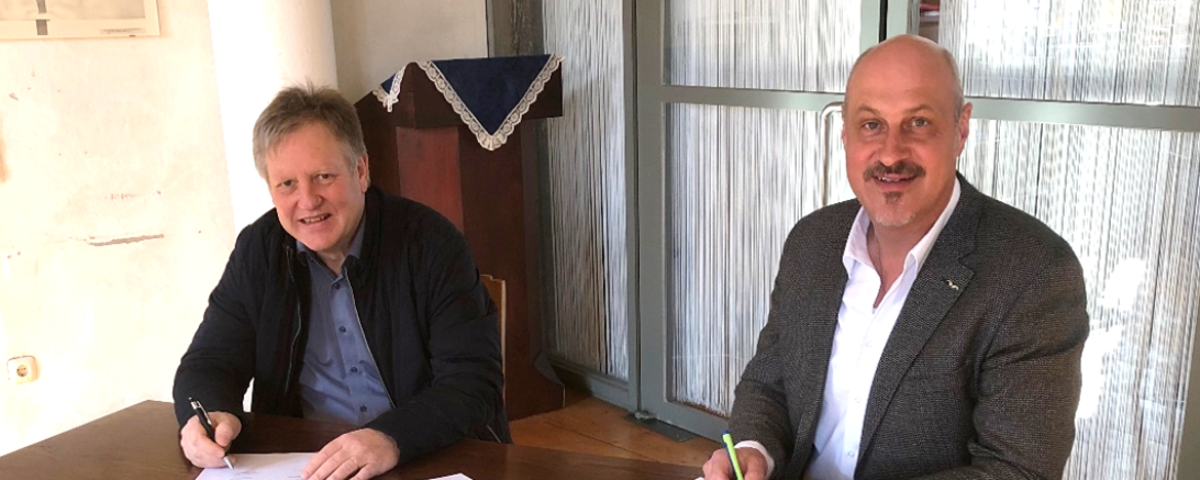 Josef Bickelbacher, Erster Bürgermeister der Gemeinde Fünfstetten und Harald Müller, Vorsitzender des Zweckverbandes bei der Unterzeichnung des Anschlussvertrags. 