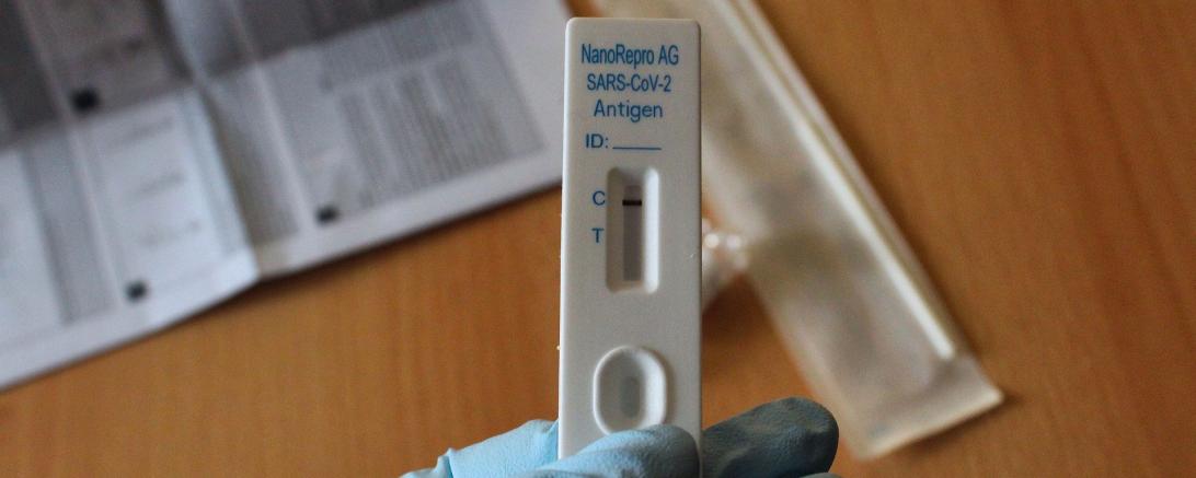 Das Bild zeigt einen negativen Corona-Schnelltest 