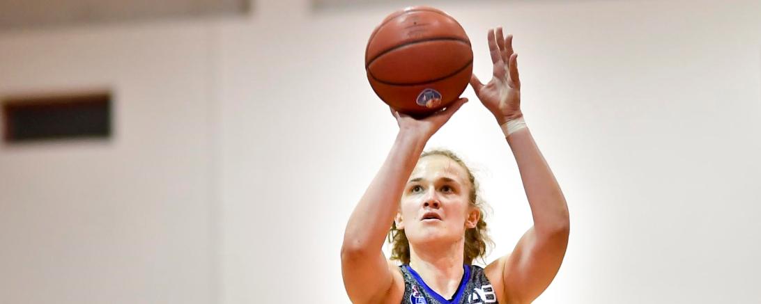 Das Bild zeigt eine Basketballspielerin der Eigner Angels. 