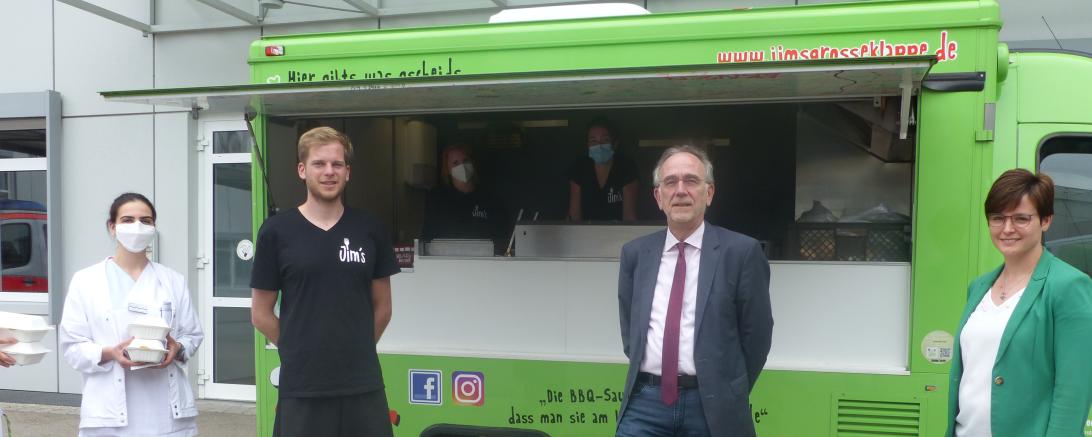 Das Bild zeigt Krankenschwester Perihan Süral, Koch Maximilian Eller, Vorstand Dr. Roland Buchheit und Pflegechefin Michaela Rechner vor dem Foodtruck.