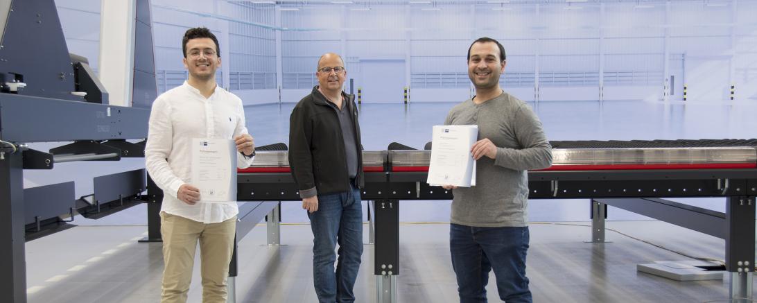 Das Bild zeigt von links die zwei Auszubildenden und in der Mitte den Ausbilder Erich Rößner. 