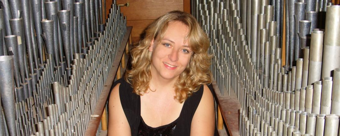 Das Bild zeigt Anne Horsch in der Orgel sitzend.