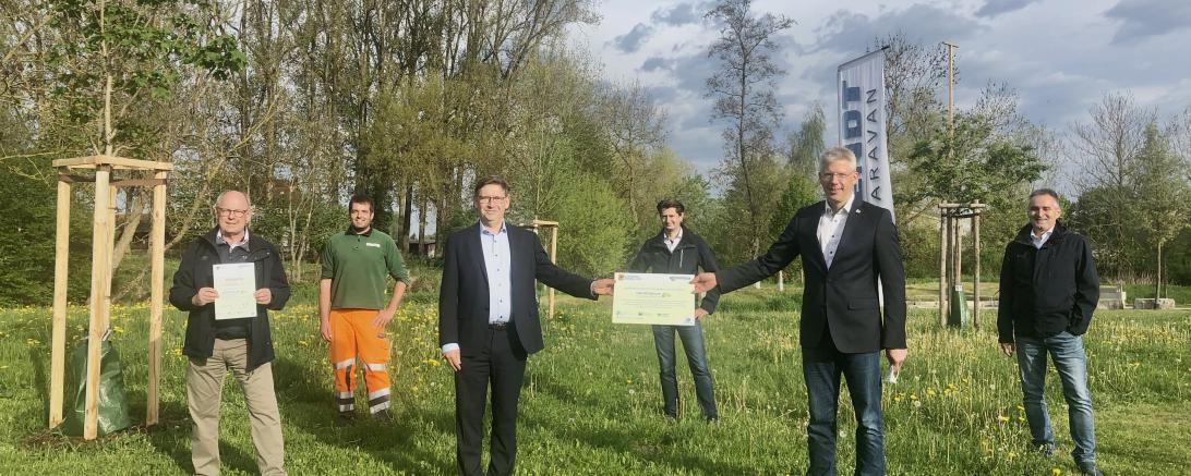 Das Bild zeigt von links nach rechts: Hans Findte, Geschäftsführer Kaufmännisch; Rüdiger Langer, Gemeindegärtner; Stefan Rößle, Landrat; Andreas Dirr, Geschäftsführer und Thomas Kamm, Leitung Marketing. 