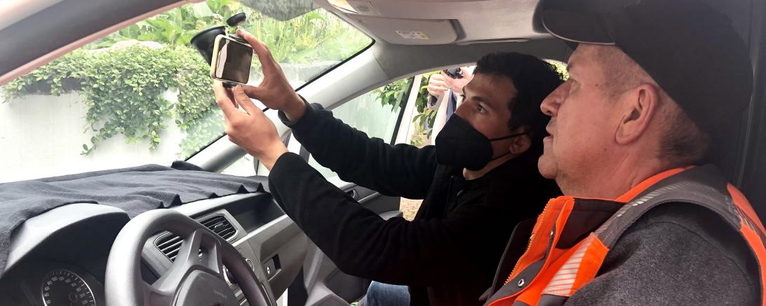 Bauhofleiter Armin Straß (vorne) und Vialytics-Mitarbeiter Christian Wehle