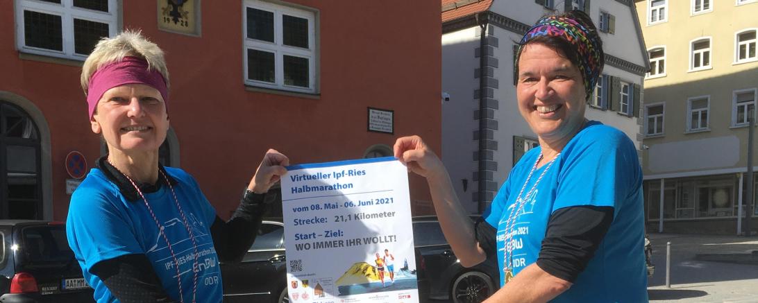 Das Bild zeigt die zwei Läuferinnen Anneliese Zinke und Susanne Vierkorn mit einer Urkunde