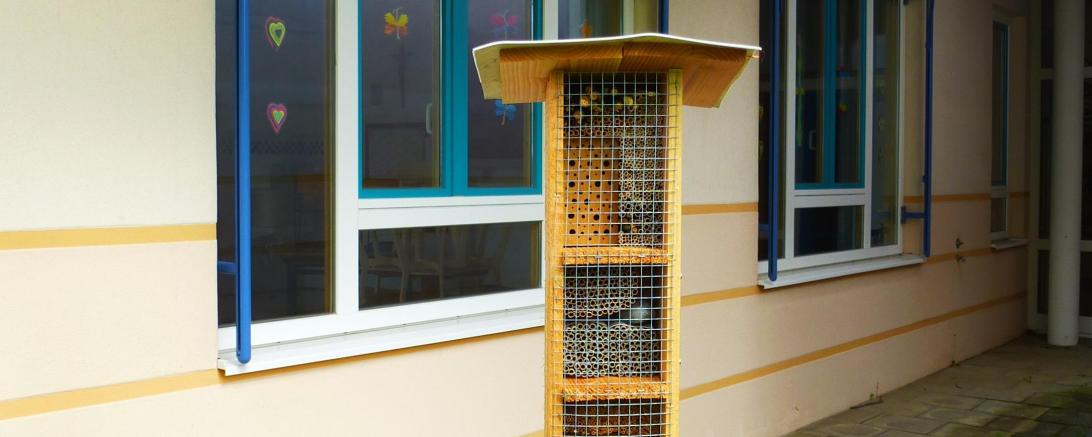Das Bild zeigt ein Insektenhotel neben der Schule. 