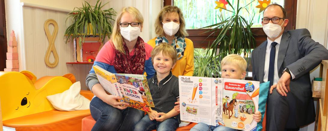 Das Bild zeigt die beiden Jungen Konstantin und Konstantin auf dem neuem Kindersofa. 